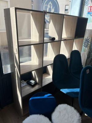 deux chaises bleues dans un coin de la pièce