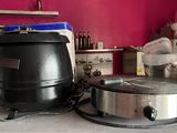 deux casseroles posées sur un réchaud