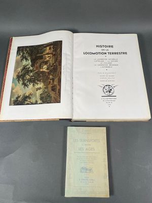 un livre ouvert posé sur une table à côté d'une feuille de papier