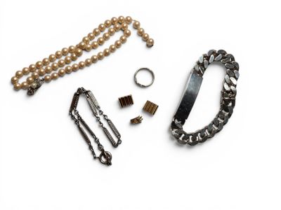 un assortiment de bijoux comprenant un collier, un bracelet et une bague