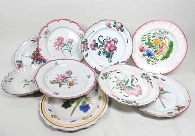 un grand nombre d'assiettes posées sur une table
