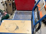 une photo d'un petit diable dans un garage