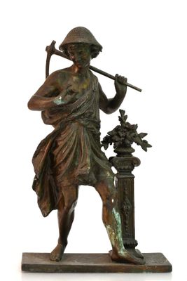statue en bronze représentant un homme tenant un bâton et un pot de fleurs