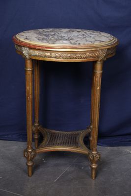 une image représentant une table avec un plateau en marbre sur fond bleu