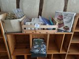une étagère sur laquelle se trouvent de nombreux objets différents