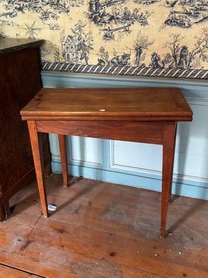 une petite table en bois avec un tiroir en dessous