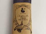 la cravate est violette et est ornée d'un dessin représentant un oiseau