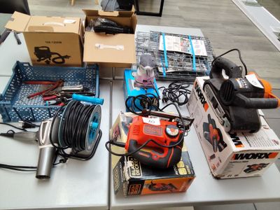 une table sur laquelle sont posés de nombreux outils