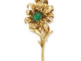 une broche en forme de fleur en or et émeraude