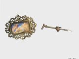 une photo d'une paire de boucles d'oreilles sur lesquelles figure le portrait d'une femme