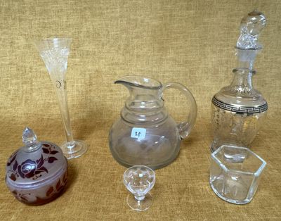 de nombreux objets en verre posés sur une table
