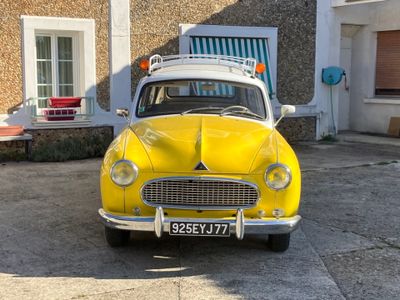 une petite voiture jaune garée devant un immeuble
