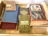 de nombreux livres dans une boîte posée sur une table