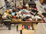 une table sur laquelle il y a plein de choses