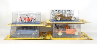 deux petites voitures exposées dans une vitrine