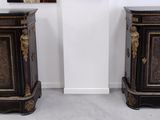 paire de tables de chevet anciennes, peintes en noir et or, avec plateau en marbre