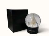 une boule à neige avec un sapin de Noël à l'intérieur