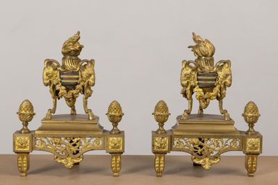 Paire d'importants chenets en bronze ciselé et doré à décor …