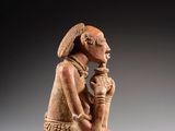 l'image d'une statue d'un homme avec un chapeau sur la tête