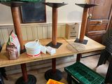 une table en bois sur laquelle est posé un seau rempli de nourriture