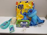 une peluche bleue posée sur une table, à côté d'un sac