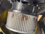 un saladier en métal muni d'une passoire en métal