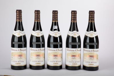 six bouteilles de vin sont alignées sur une table