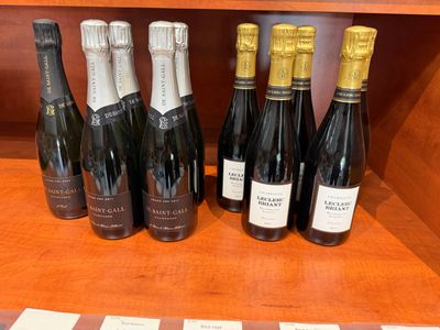 Des bouteilles de vin sont alignées sur une étagère dans un caviste
