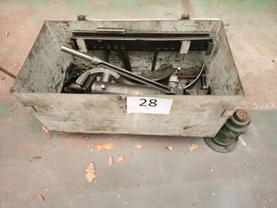 une boîte contenant un tas d'outils