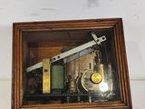 une boîte en bois avec une horloge à l'intérieur
