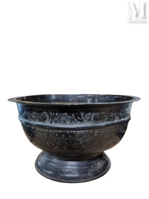 Coupe sur piédouche en métal ciselé et patiné ornée de deux …