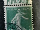 le timbre est vert et blanc et représente une femme