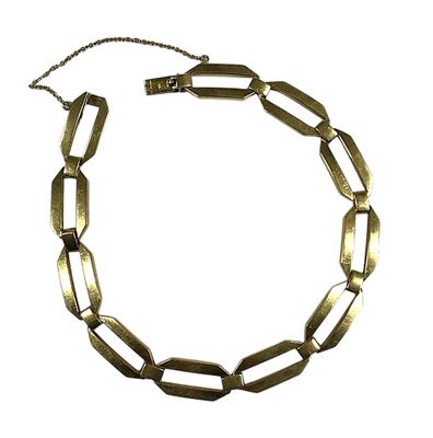 gros plan d'un collier sur fond blanc
