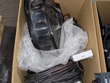 un boîtier électronique posé par terre