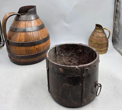 un seau en bois et un tonneau en bois posés sur une table