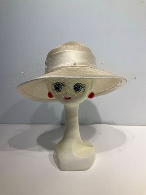E.Werlé, chapeau cloche de cérémonie , couleur ivoire, en sisal à bord - Photo 1
