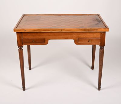 un vieux bureau en bois avec un plateau en verre, sur fond blanc