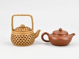 a brown teapot and a brown teapot sitting next to each other