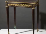 une petite table dont le plateau est orné d'un décor à la feuille d'or