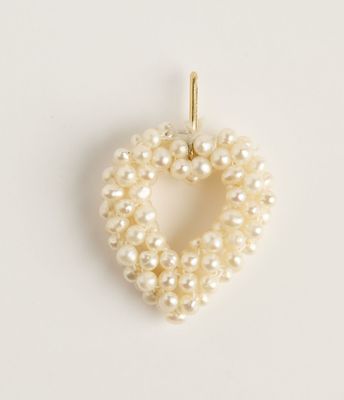 pendentif en forme de cœur en perle sur fond blanc