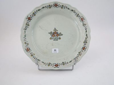 une assiette avec un motif floral sur un support