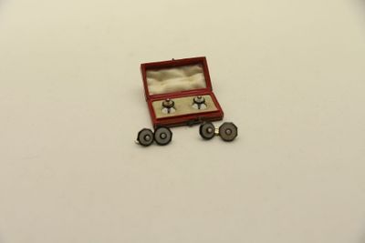 une petite boîte contenant une bague, posée sur une table
