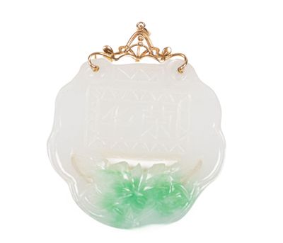 un pendentif en jade blanc et en jade vert, serti dans un cadre en or