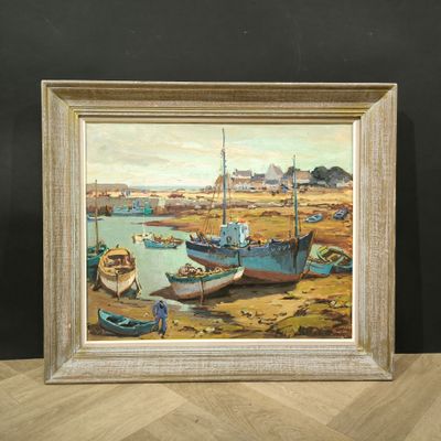 une peinture à l'huile représentant des bateaux sur le rivage, dans un cadre en bois