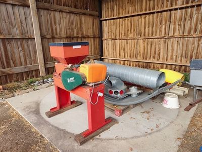 a picture of a machine that is sitting on a concrete slab