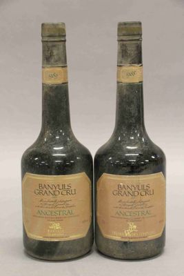 deux bouteilles de vin posées l'une à côté de l'autre sur une surface blanche