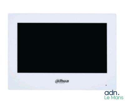 un gros plan d'un téléviseur à l'écran noir sur fond blanc