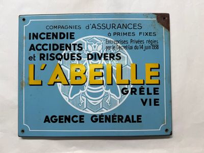 une pancarte accrochée au mur d'un immeuble sur laquelle on peut lire « Labelle »