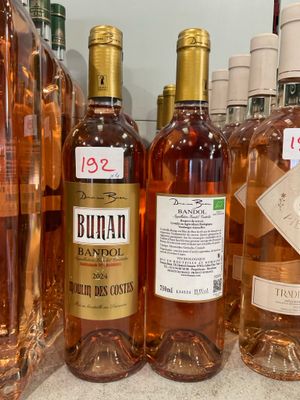 plusieurs bouteilles de vin sont alignées sur un comptoir