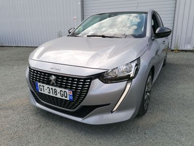vue de face d'une voiture argentée garée devant un immeuble